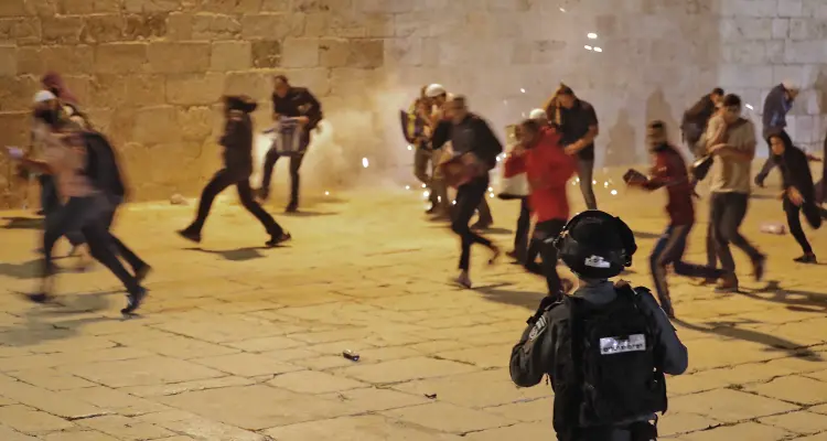 بالفيديو|| اندلاع مواجهات داخل المسجد الأقصى.. ووفد أمني مصري يصل قطاع غزة: أخبار