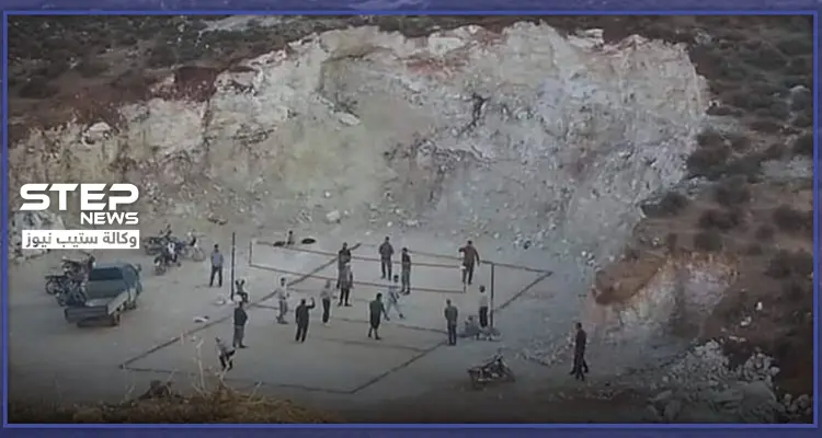 شاهد|| حطّموا الصخور وبنوا ملعباً لكرة الطائرة.. هكذا تغلّب نازحو إدلب على ضنك العيش: أخبار