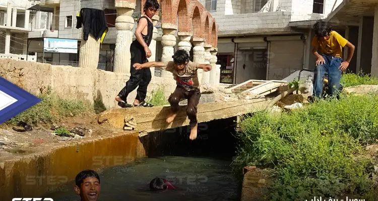 مع ارتفاع درجات الحرارة ... أطفال يسبحون في قناة للري بمنطقة حارم شمالي مدينة إدلب: أخبار