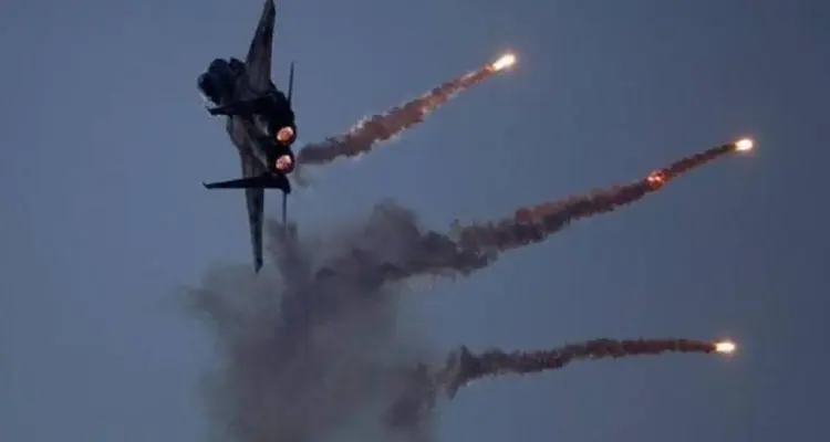 غارات جوية تستهدف مقرين للميليشيات الإيرانية وسيارتين تقلان قياديين بريف ديرالزور: أخبار