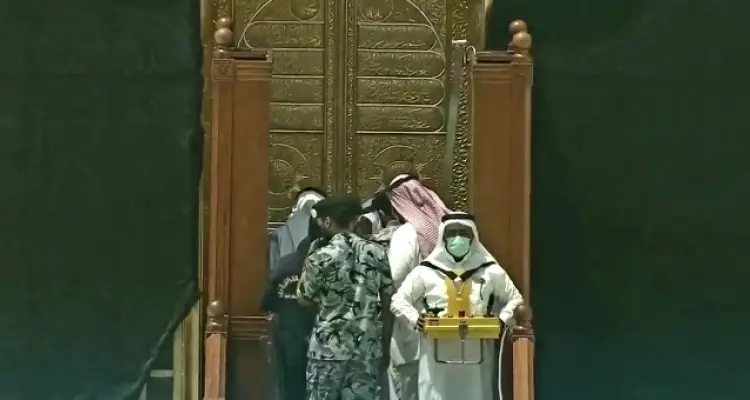 بالفيديو|| أمير سعودي يغسل الكعبة المشرفة وسط إجراءات مشددة: أخبار