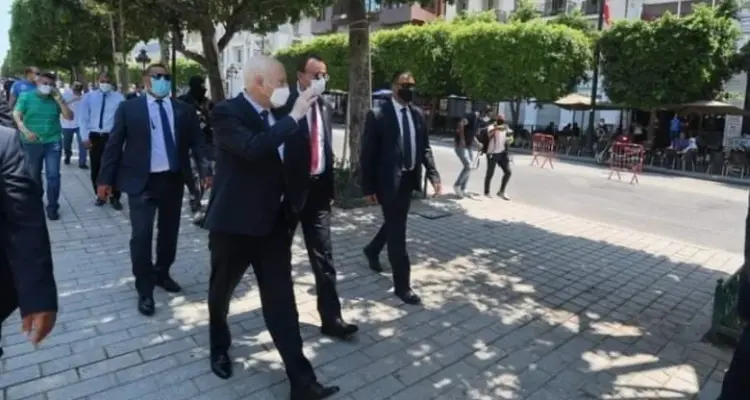 بالفيديو||قيس سعيد في زيارة مفاجئة لشارع الحبيب بورقيبة.. هكذا استقبله التونسيون: أخبار