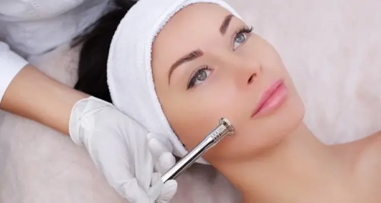 التقشير الماسي.. أنواع العملية وكيفية إجراءها مع الآثار الجانبية والتكلفة: أخبار