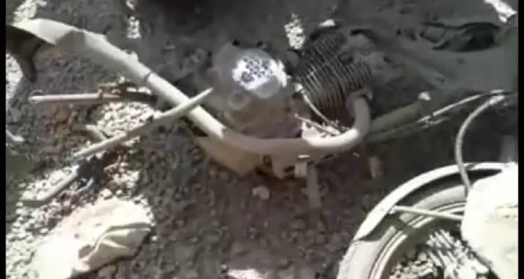 صور لانفجار دراجة نارية مفخخة كانت مركونة بالقرب من مقر الشرطة العسكرية التابعة لميليشيا قسد في مدينة البصيرة بريف دير الزور الشرقي: أخبار