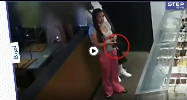 بالفيديو|| فتاة تثير الذعر في مطعم وتطلب طعامها بالقوة تحت تهديد السلاح والسلطات تتدخل: أخبار