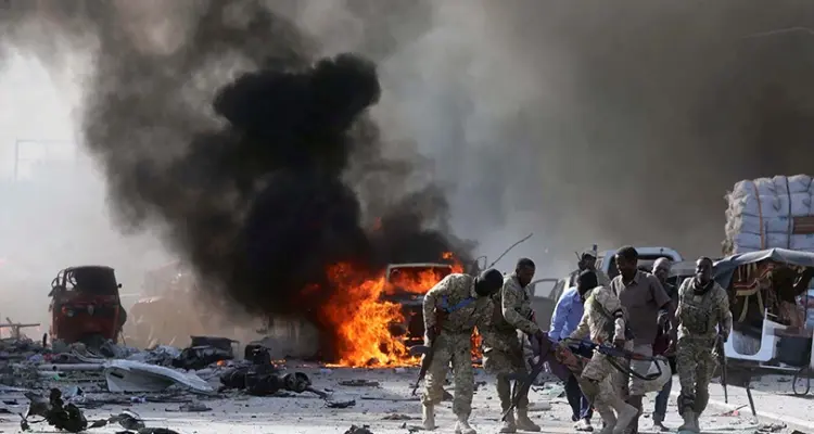 انفجار سيارة مفخخة يوقع قتلى وإصابات في مقديشو والرئيس يتراجع ويدعو لانتخابات: أخبار