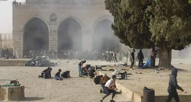 انسحاب الشرطة الإسرائيلية من المسجد الأقصى بعد 4 ساعات من اقتحامه ومحاولة تفريغه والفلسطينيون يعودون بهتافات "التكبير" (فيديو): أخبار