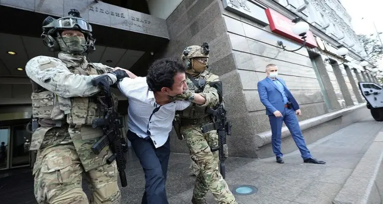 بالفيديو ||لحظة القبض على إرهابي هدد بتفجير مصرف في أوكرانيا: أخبار