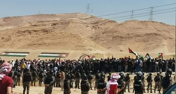 بالفيديو|| لحظة اجتياز الشعب الأردني السياج والدخول إلى الأراضي الفلسطينية لأول مرة بتاريخهم: أخبار