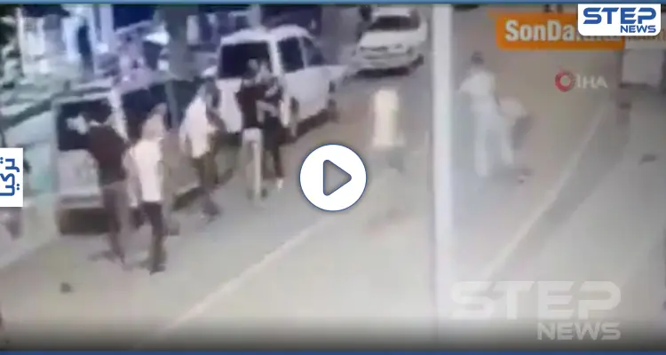 بالفيديو|| أتراك يقتلون شاب سوري لاجئ في تركيا طعناً بالسكين وأمه تكشف تفاصيل الحادثة: أخبار