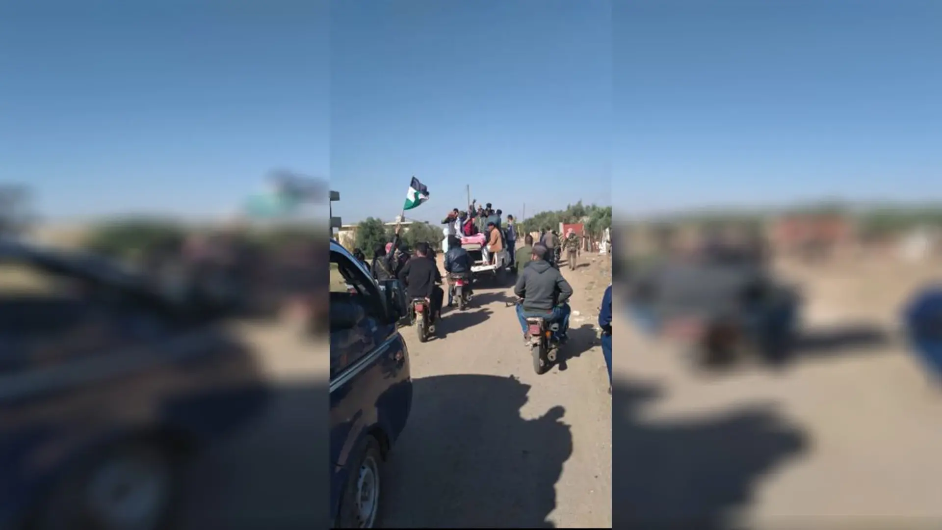 بعد غيابه لعام.. علم الثورة يُرفع مجددًا في مظاهرات درعا (صور): طفس