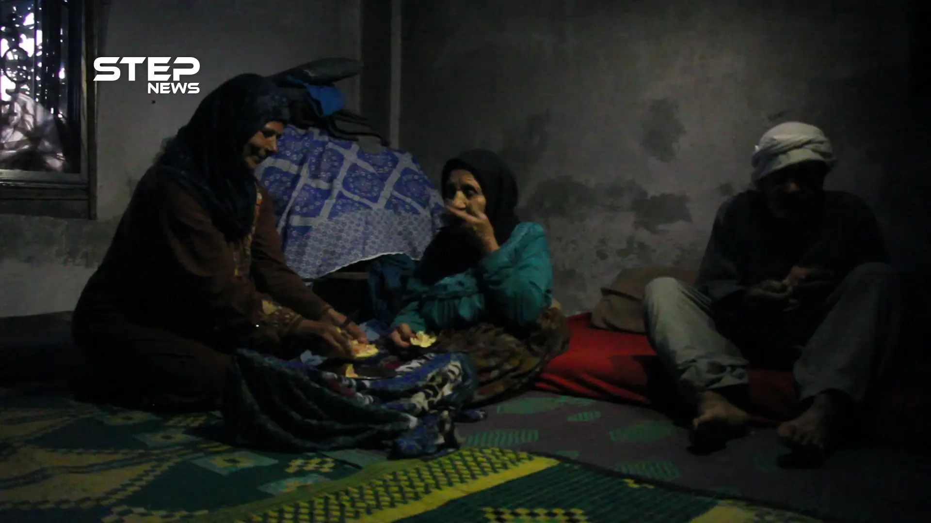 في بيت مظلم بريف إدلب.. تعيل حياة الأحمد ذات الخمسين خريفاً أخوتها العاقين ووالديها المقعدين: التقارير المصورة