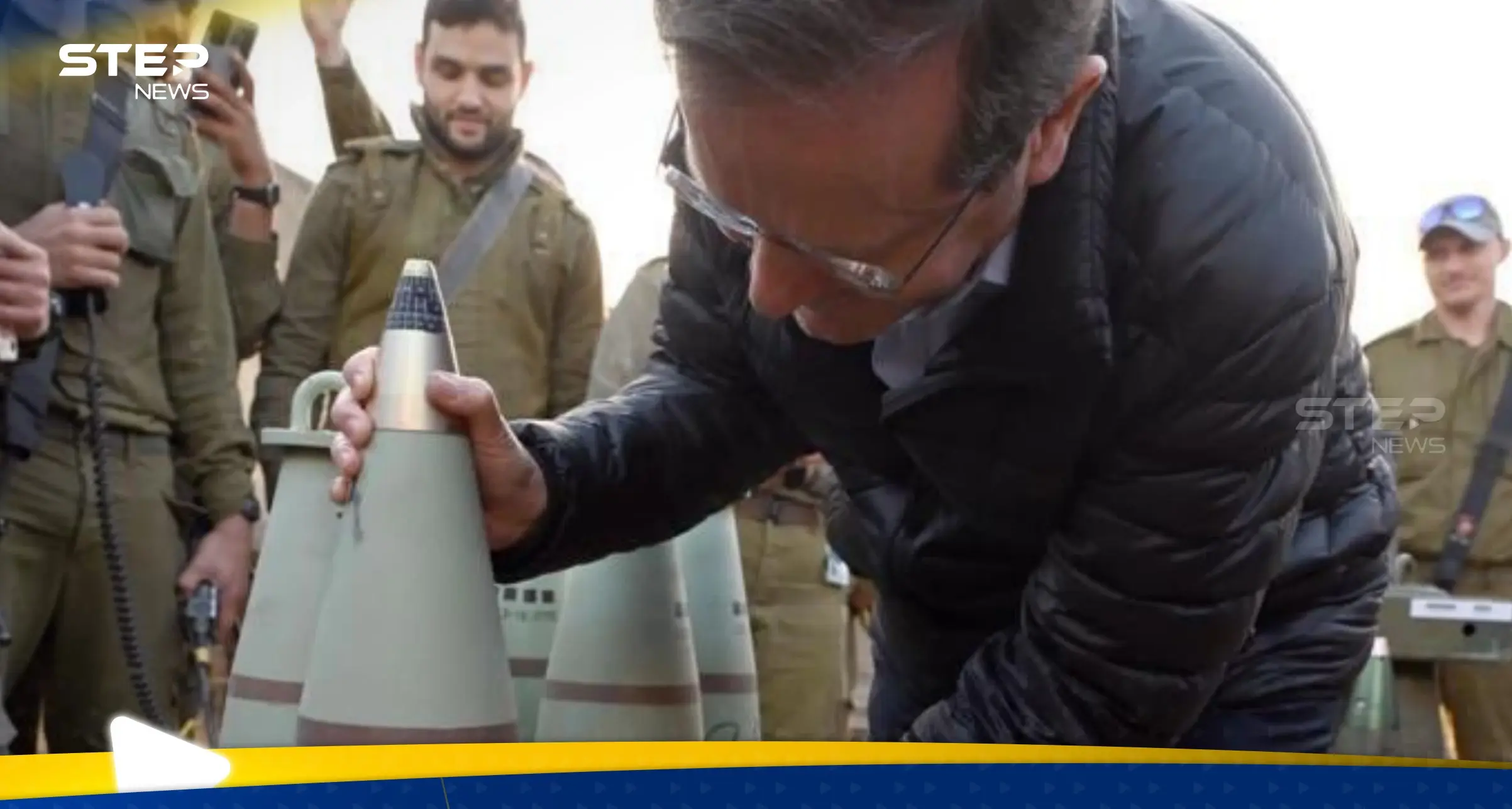 شاهد|| الرئيس الإسرائيلي يكتب كلمتين على قذيفة صاروخية قبل إطلاقها على غزة: الرئيس الإسرائيلي