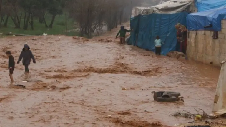 كارثة إنسانية على مهجّري الشمال المحرر، وعشرات المخيمات تتضرّر بسبب العاصفة: مخيمات