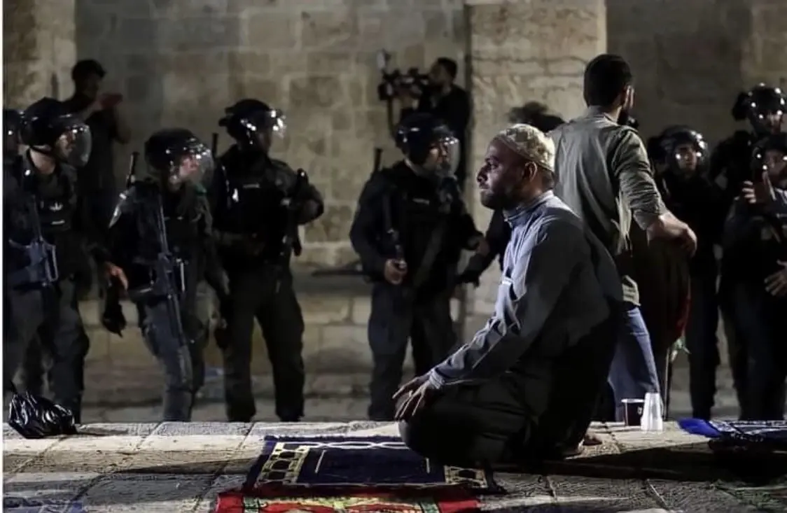 آلاف الفلسطينيين يتوافدون إلى باحات المسجد الأقصى لإحياء ليلة القدر وإسرائيل تقدم على هذه الخطوة في الشيخ جراح: المسجد الاقصى