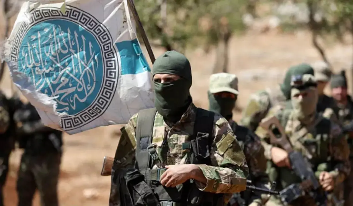 تحرير الشام تصدر بياناً بمناسبة عيد الصحافة.. وتكشف الفرق بين الحرية التي ينعم بها الصحفيون في مناطقها ومناطق بشار الأسد وأسبابها: اعتقال صحفيين