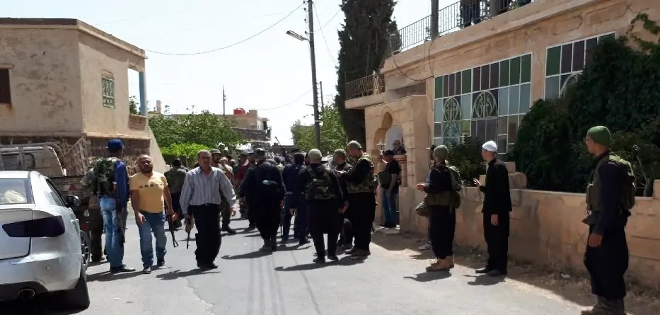 أحد أبناء السويداء يحتجز سيارة لـ الأمن العسكري، والنظام يعزز من تواجد قواته في المحافظة: الأمن العسكري