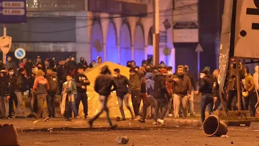 بالفيديو || غضب متصاعد.. متظاهرون في طرابلس يقتحمون المصرف والسرايا: مصرف لبنان