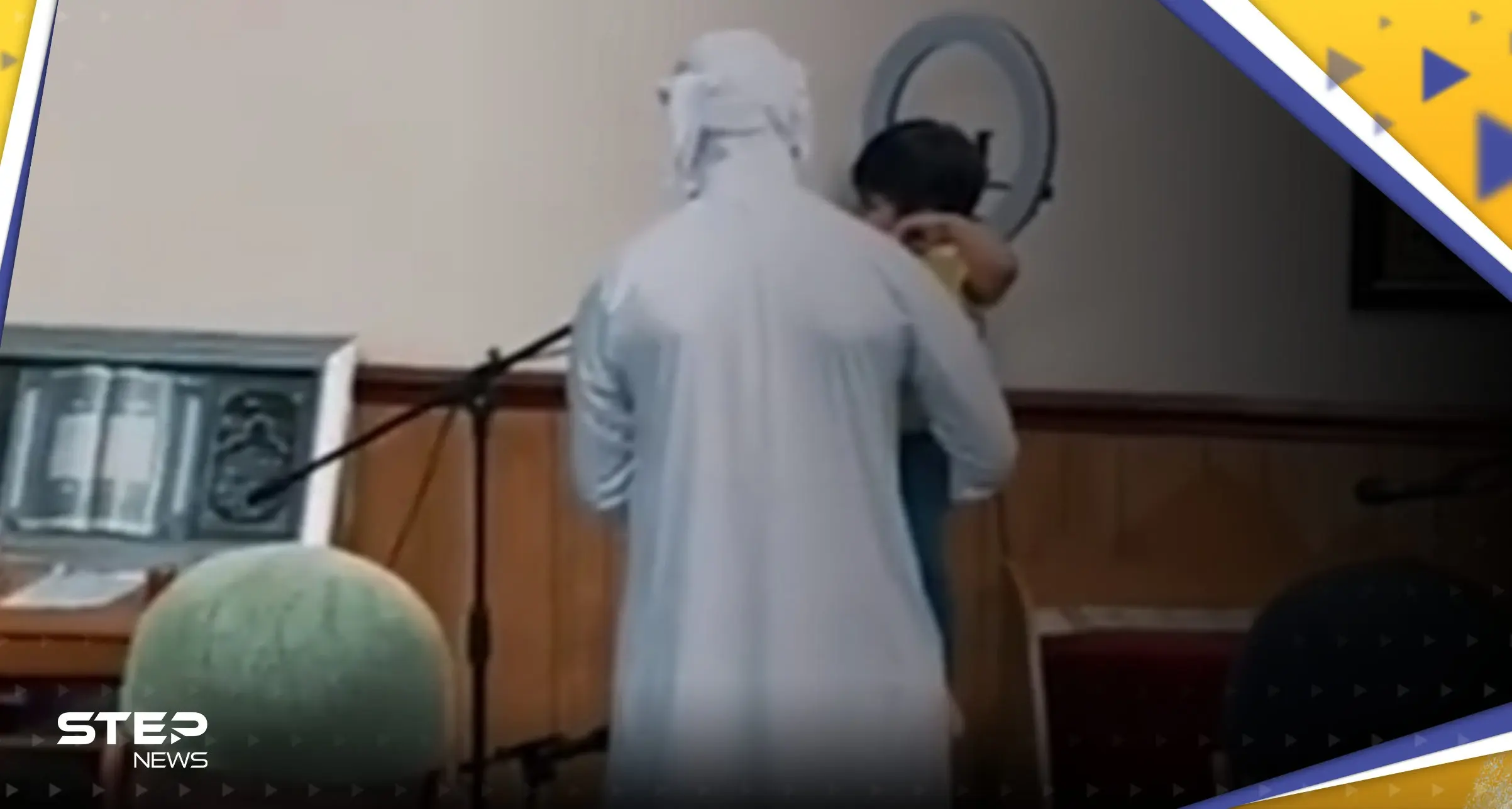 شاهد|| بعد فيديو "القطة والإمام".. إمام آخر يحمل طفلاً خلال صلاة التراويح: الجزائر