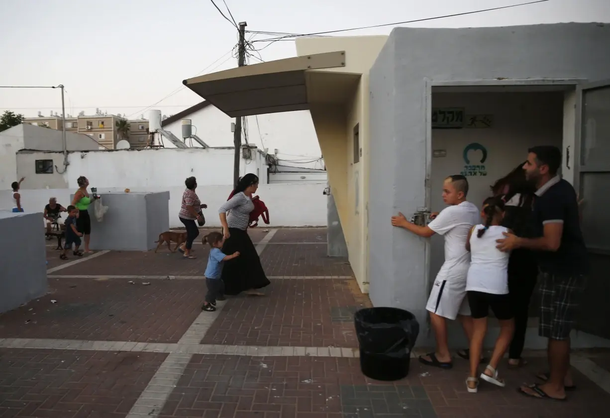 خطوة فلسطينية جديدة في كل الأراضي المحتلة لأول مرة وإسرائيل تطلب من المستوطنين البقاء في الملاجئ: غزة