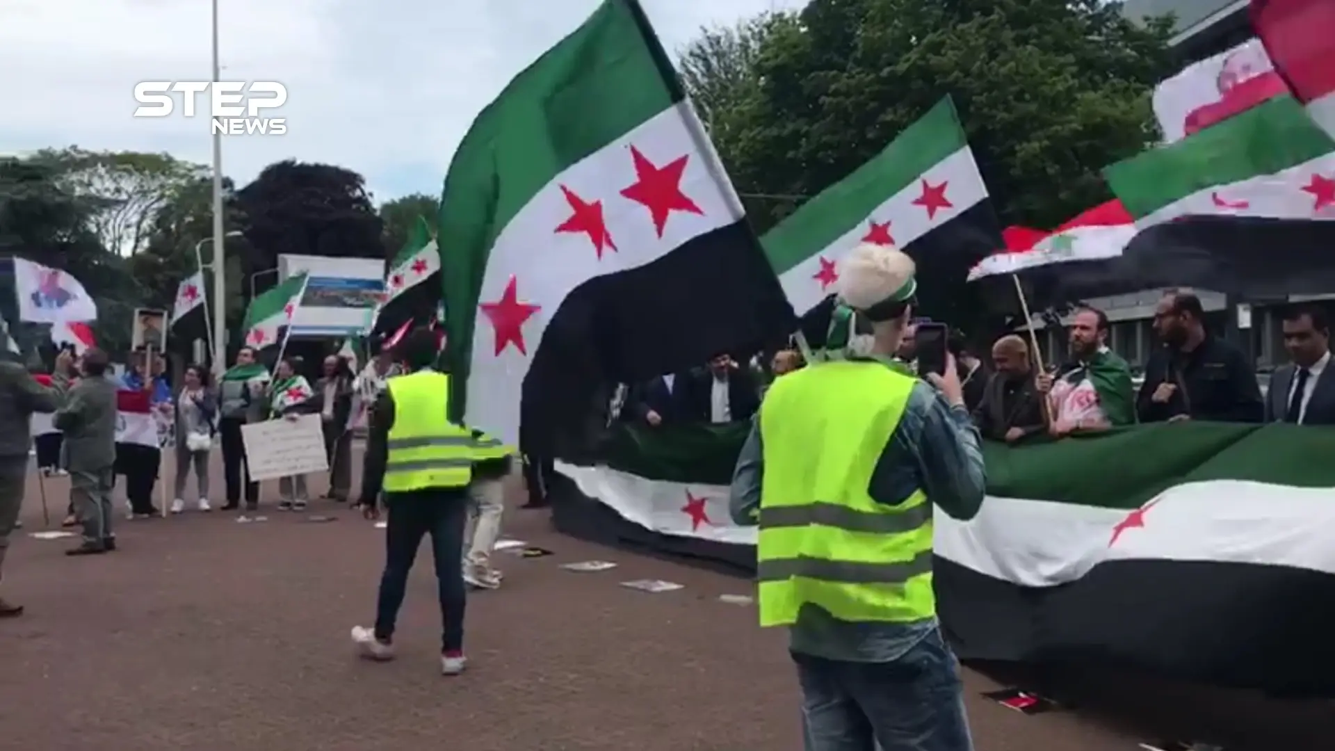 مظاهرة أمام محكمة الجنايات الدولية في هولندا للمطالبة بالمعتقلين وتضامناً مع إدلب: الفيديو