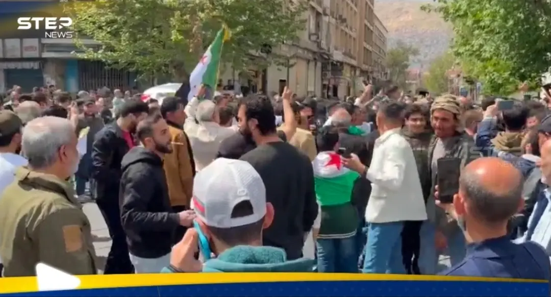 بالفيديو|| مؤيدون لحكومة الشرع يهاجمون متظاهرين معتصمين في دمشق: القوات الأمنية