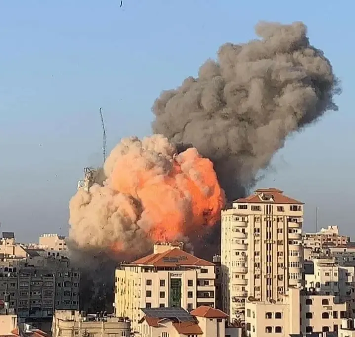 بالفيديو|| لحظة استهداف الطائرات الإسرائيلية برج الشروق الذي يحوي قناة فضائية بغزة وتدميره بالكامل: قطاع غزة