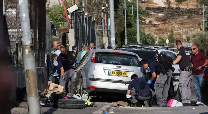 بالفيديو|| مستوطن يدهس امرأة فلسطينية مسنة وسط الشارع برام الله: رام اللهؤ