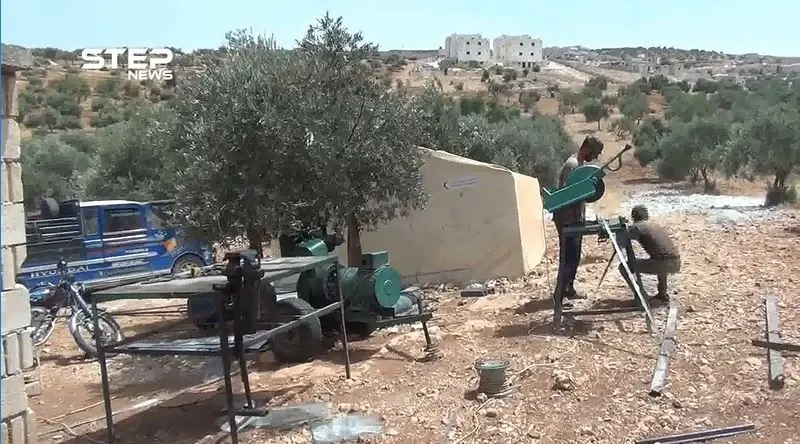 حداد نازح يلملم رزقه من تحت الأشجار .. تعرف على قصة أبو أحمد: سلايد رئيسي