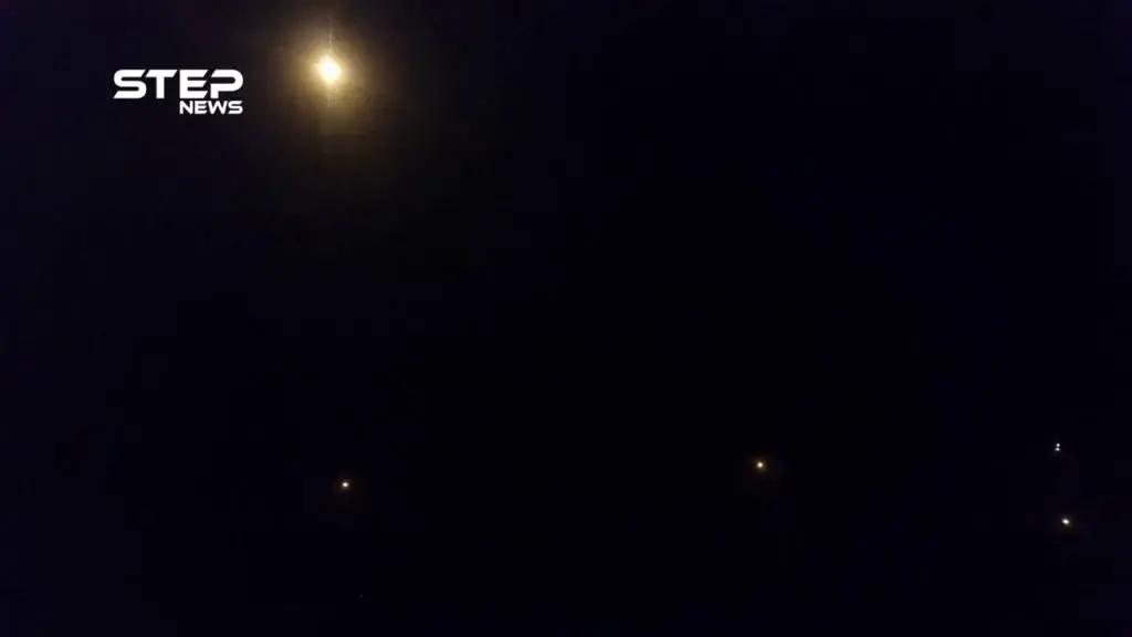 مشاهد لسقوط عشرات القنابل المضيئة التي أطلقتها قوات النظام على قرى جنوب شرقي ريف إدلب: قوات النظام