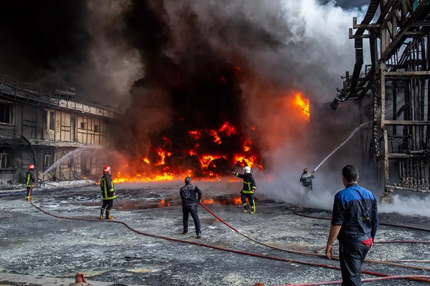 حريق في ميناء إيراني وانقطاع الكهرباء عن مدينة (فيديو): حريق