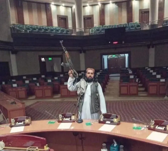 بالفيديو|| طالبان تدخل مقر البرلمان الأفغاني وواشنطن تبدي استغرابها وتتحدث عن خطة لتأمين مطار كابل: بايدن يبدي استغرابه