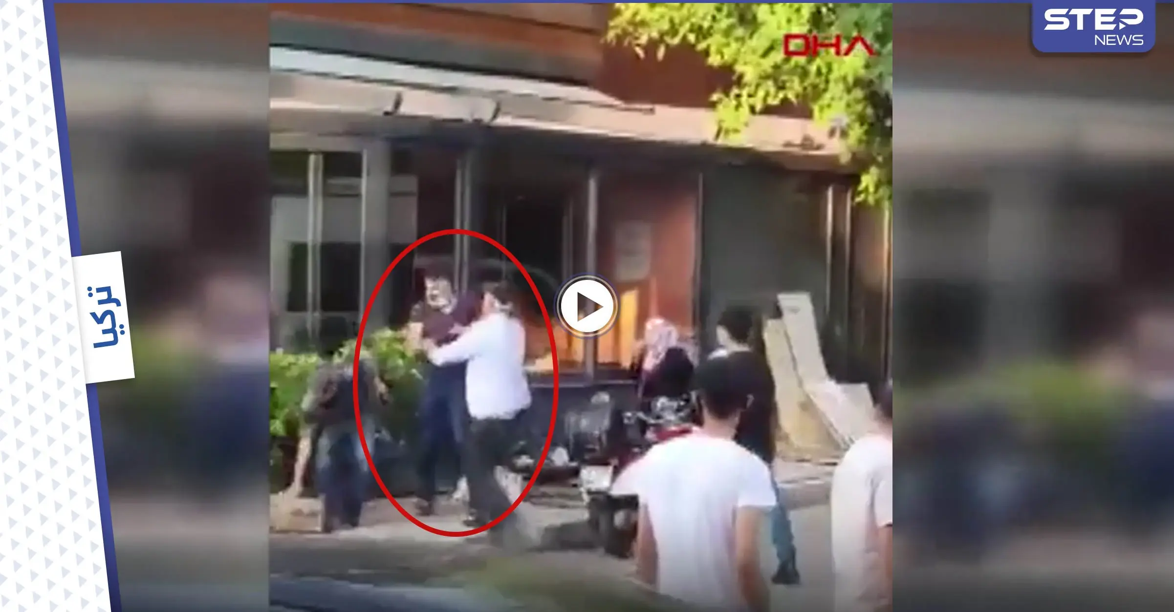 بالفيديو|| بسبب الهاتف.. شاب يهين والدته ويضربها وسط الشارع في إسطنبول وردة فعل المارة: إسطنبول