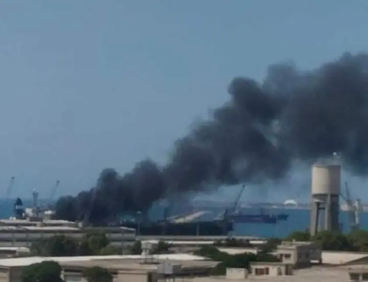 بالفيديو|| اندلاع حريق على متن سفينة بـ مرفأ اللاذقية.. ومصدر يكشف الخسائر: مرفأ اللاذقية
