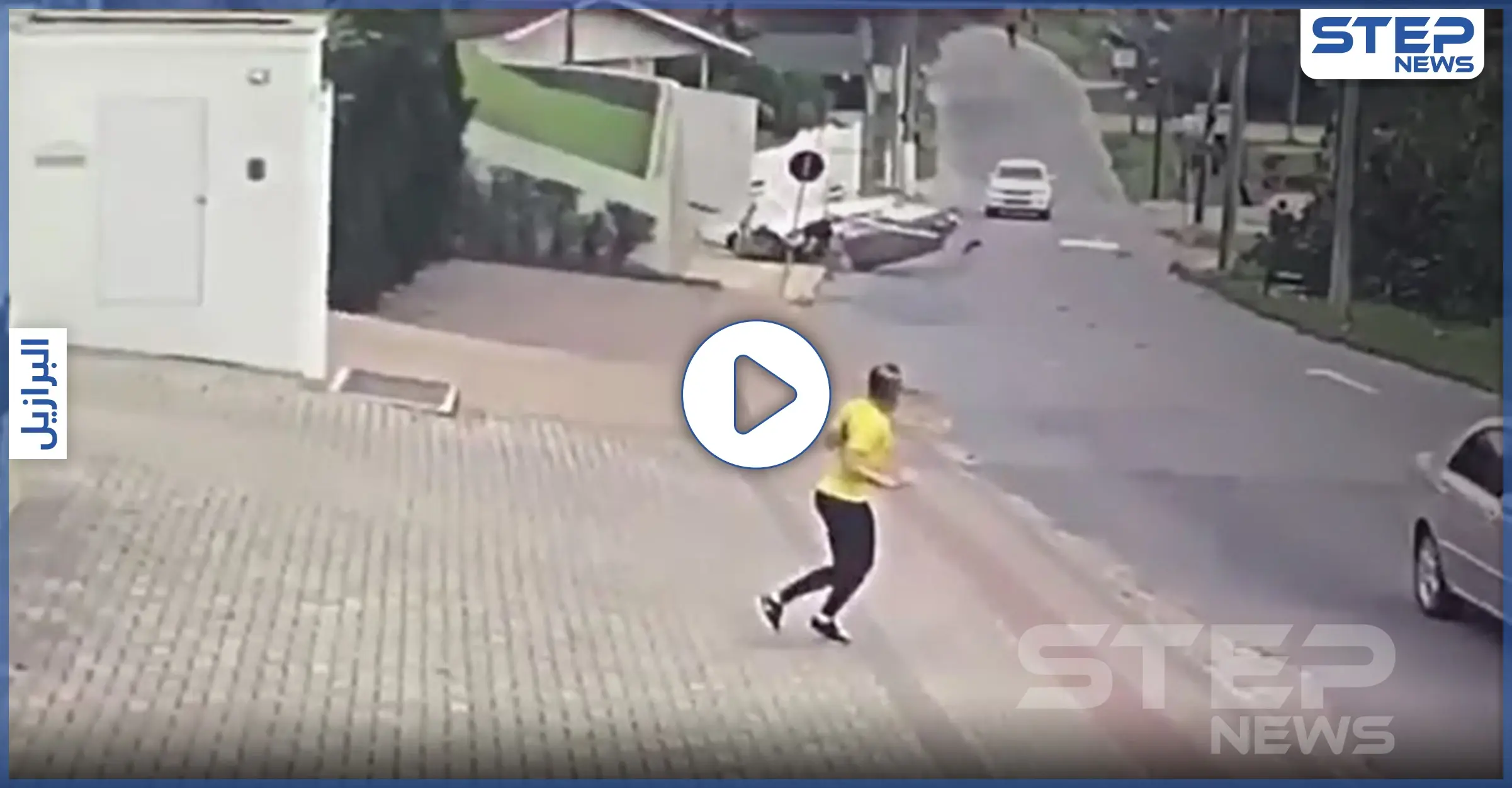بالفيديو|| لحظة سقوط طائرة على بعد أمتار من امرأة تمشي بالشارع ونجاة قائدها: امرأة