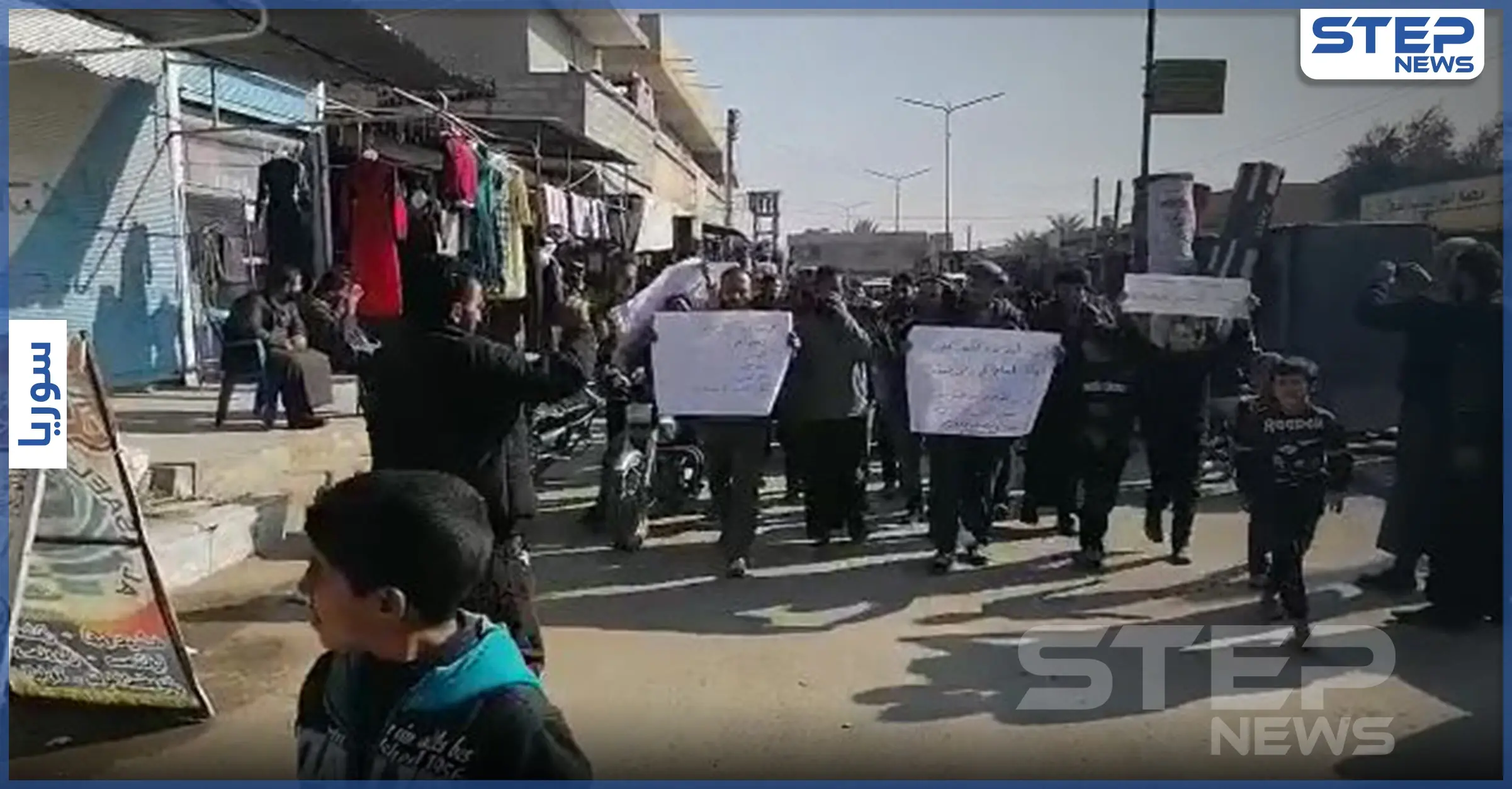 بالفيديو|| مظاهرة حاشدة بـ ريف ديرالزور الشرقي ضد قرار تتخذه "قسد" لأوّل مرّة في المنطقة: ريف ديرالزور الشرقي