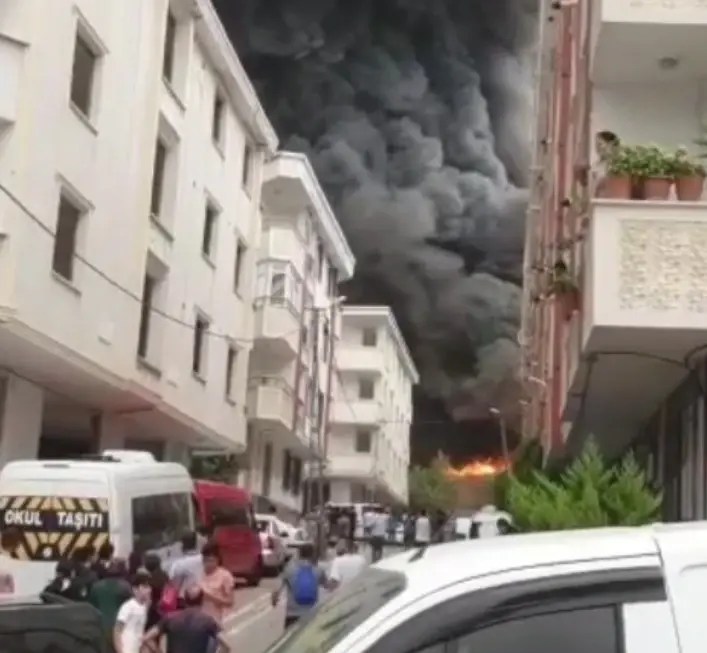 بالفيديو|| حريق ضخم في منطقة أسنيورت بإسطنبول التركية: حريق في إسطنبول