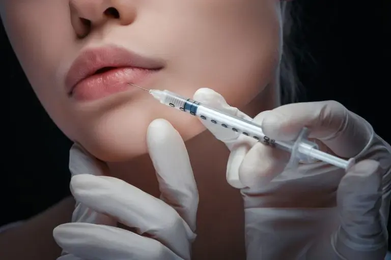 عمليات تجميل الشفايف بالليزر.. أنواعها وكيفية إجراءها والمخاطر مع تكلفتها بشكل مفصل: الصحة