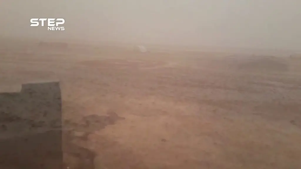 مشاهد للعاصفة التي ضربت مخيم الركبان على الحدود السورية الأردنية في ثاني أيام عيد الفطر: الفيديو