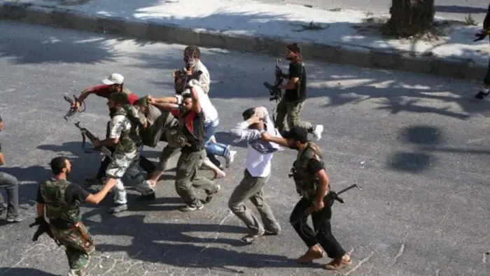 ميليشيا تابعة للأسد تعتقل أحد عرّابيها بريف حمص الشمالي، بطريقة مهينة: حمص