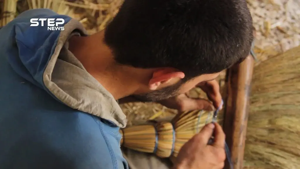 صناعة "مكانس القش" إرث يتوارثه الأجيال: مكانس القش