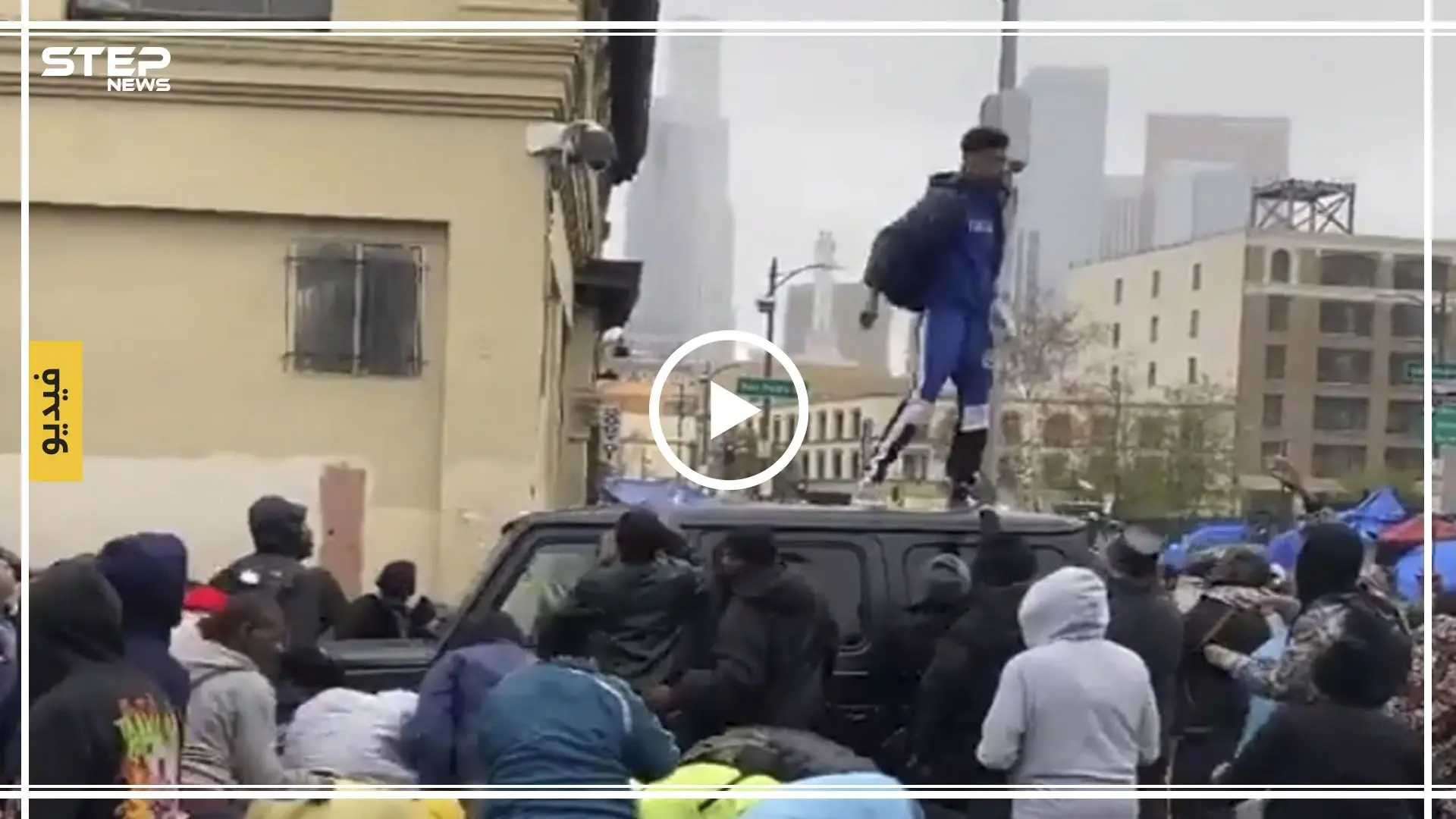 بالفيديو|| مطرب شهير يوزع كميات ضخمة من الأموال على الفقراء بطريقة جنونية: تويتر