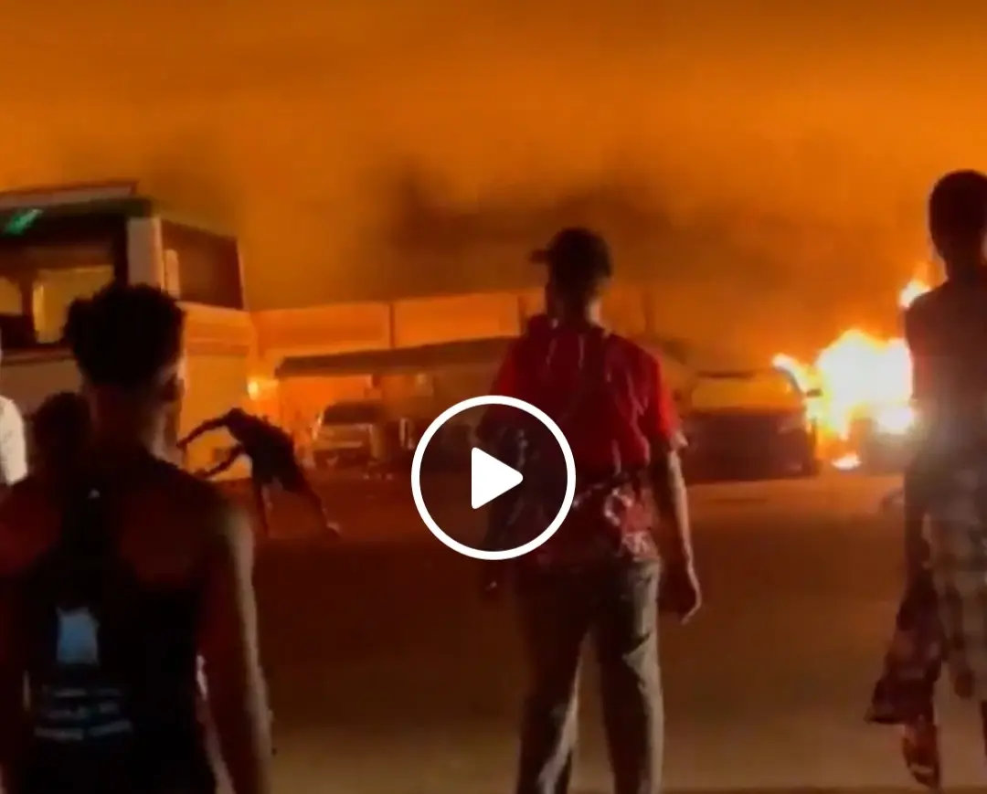 بالفيديو|| العثور على 91 جثة عقب انفجار خزان وقود في سيراليون.. والحريق يلتهم منازل ومتاجر قريبة: سيراليون