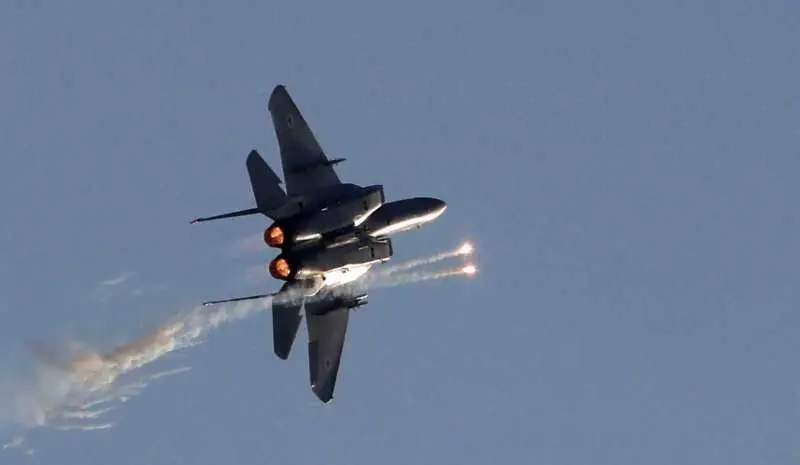 طيران إسرائيلي يقصف آلية "تنقل أسلحة" على الحدود السورية اللبنانية: القصير