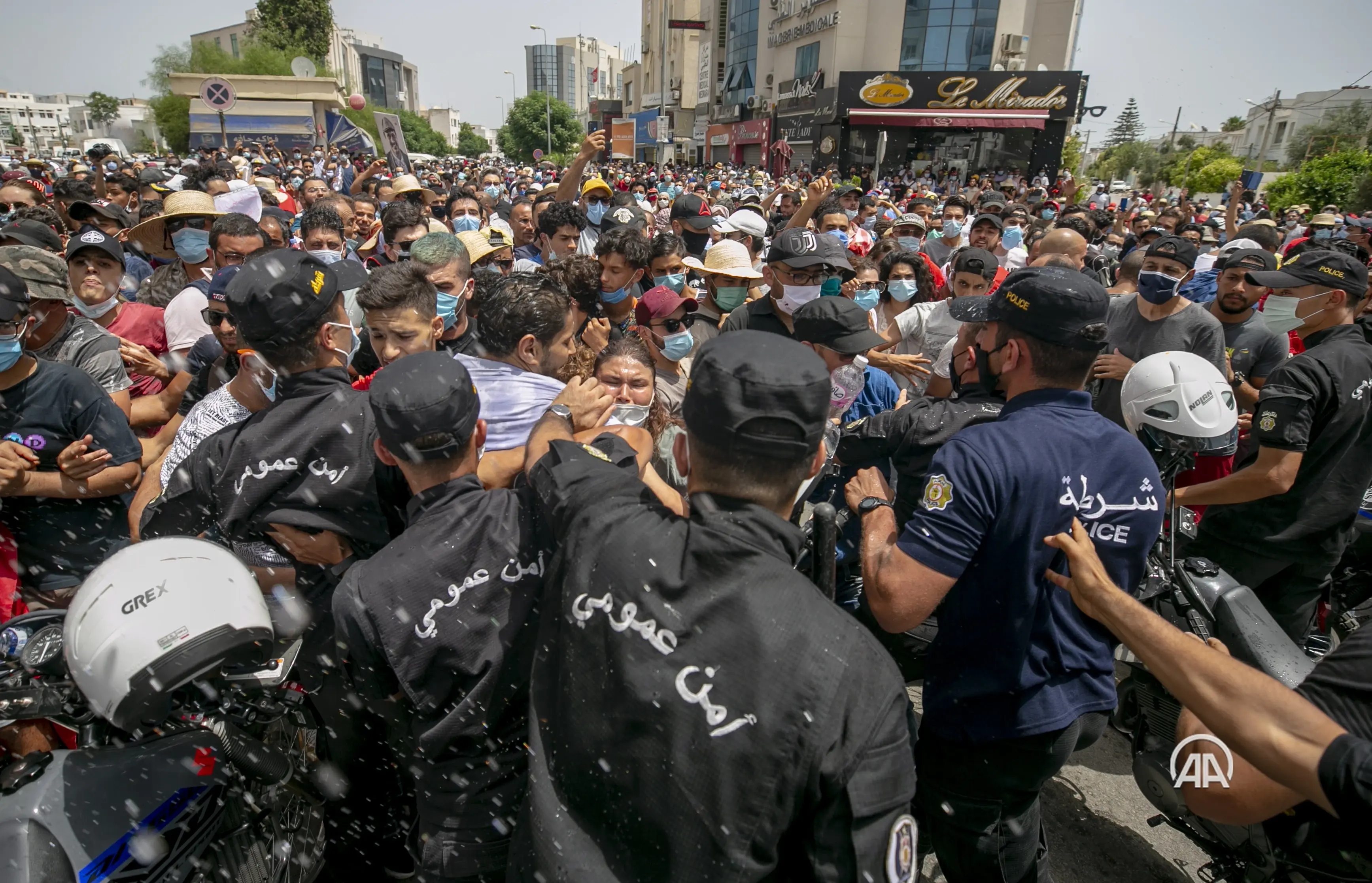 تونس.. قيس سعيد باتجاه خطوة جديدة واشتباكات بين أنصاره وأنصار "الإخوان": قيس سعيد