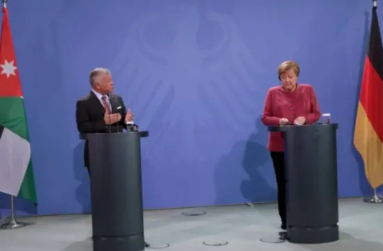 يُهدى فقط للملوك والرؤساء.. ملك عربي يمنح المستشارة الألمانية أنجيلا ميركل وسام النهضة المُرصّع: عبد الله الثاني