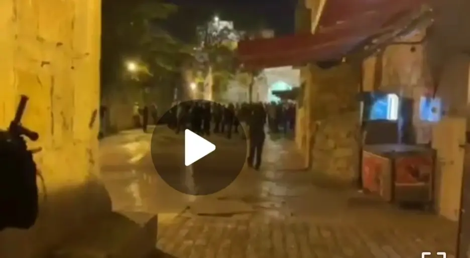 بالفيديو|| في حركةٍ مستفزة.. عشرات المستوطنين يرقصون أمام أحد أبواب المسجد الأقصى: المسجد الأقصى