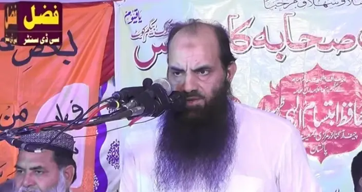 بالفيديو|| لحظة وفاة داعية إسلامي شهير بشكلٍ مفاجئ خلال تفسير آية قرآنية أمام الحضور: باكستان