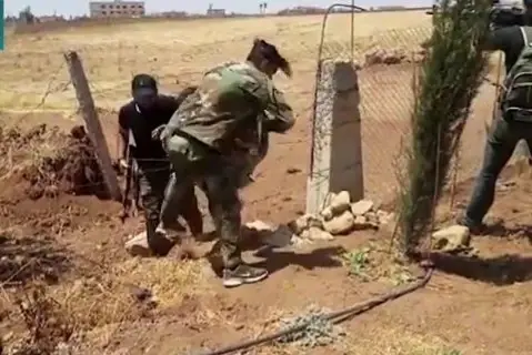 بالفيديو|| مقاتل من قوات النظام السوري ينشق مسلماً نفسه لمقاتلي درعا ويستهدف زملائه بالرصاص: معركة درعا