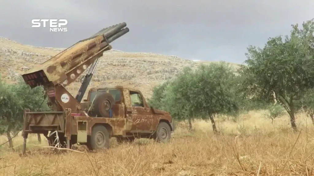 الجبهة الوطنية للتحرير تقصف معسكر جورين بريف حماة الغربي بصواريخ الغراد رداً على قصف النظام لمناطق المدنيين: حماة